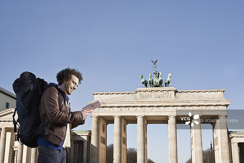 在勃兰登堡门观光的男人图片素材