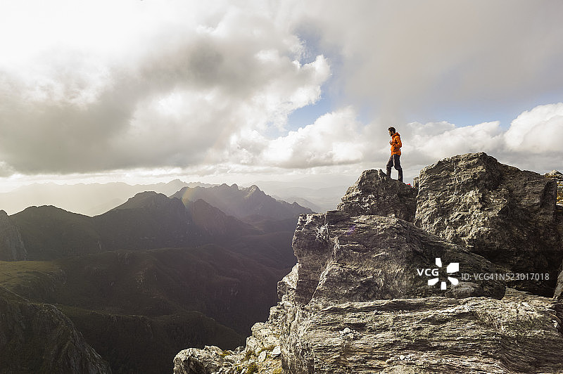 登山者在联邦峰顶俯瞰东阿瑟山脉图片素材
