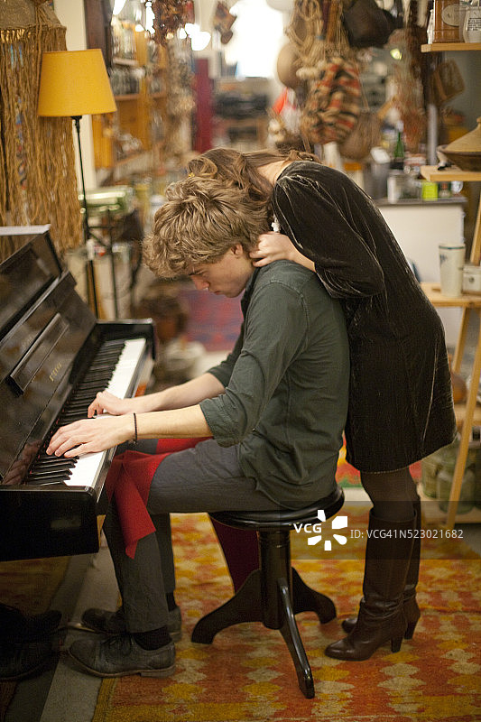 Tunui，钢琴与塞西尔图片素材