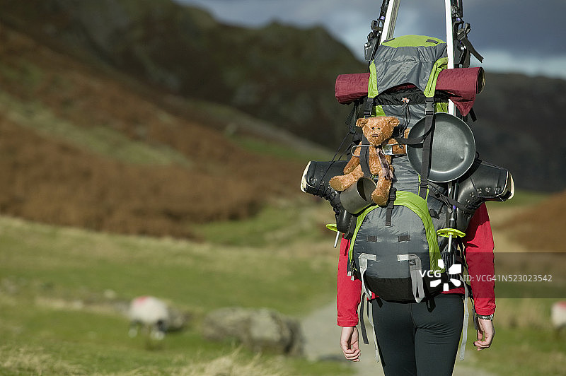 背包客在小路上行走图片素材