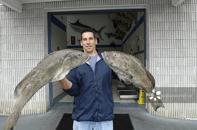 男人拿着鱼图片素材