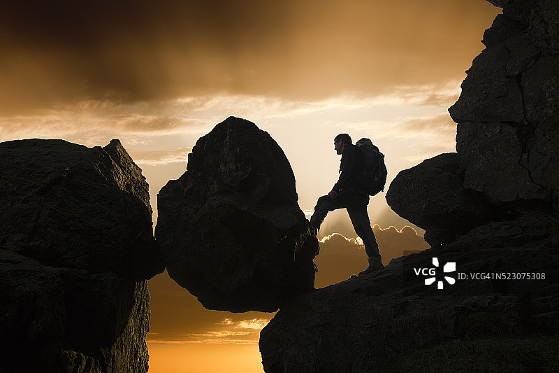 日落时分在英国湖区道峰攀岩的登山者图片素材