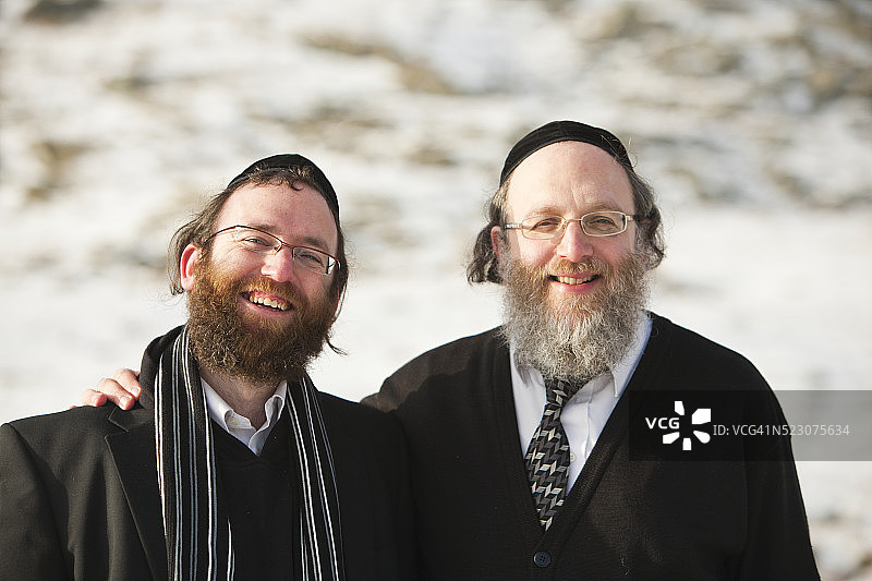 两名正统犹太教男人合影图片素材