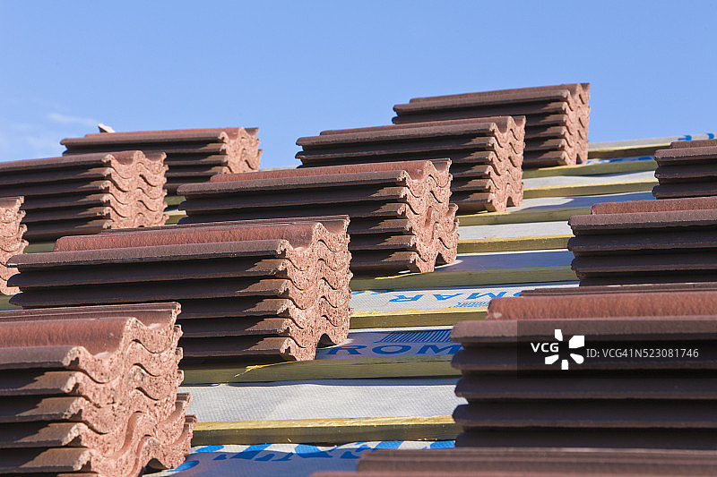 新房屋顶上堆叠的瓦片图片素材