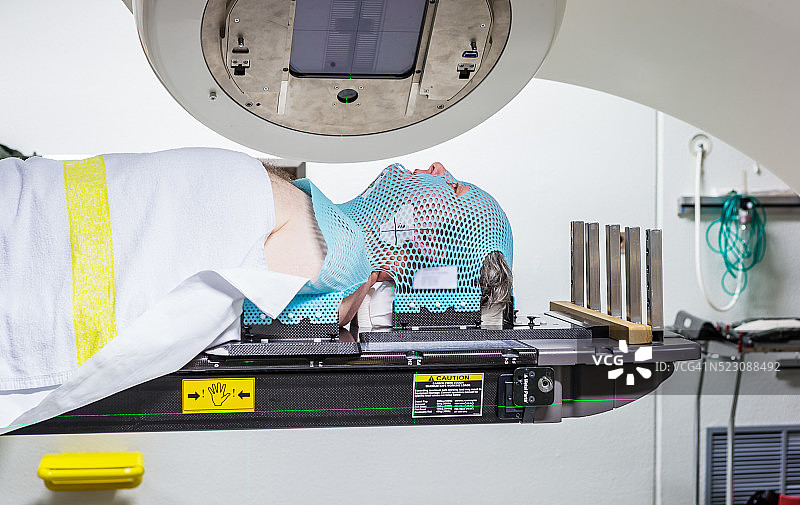 接受放射治疗颈部肿瘤的癌症患者图片素材