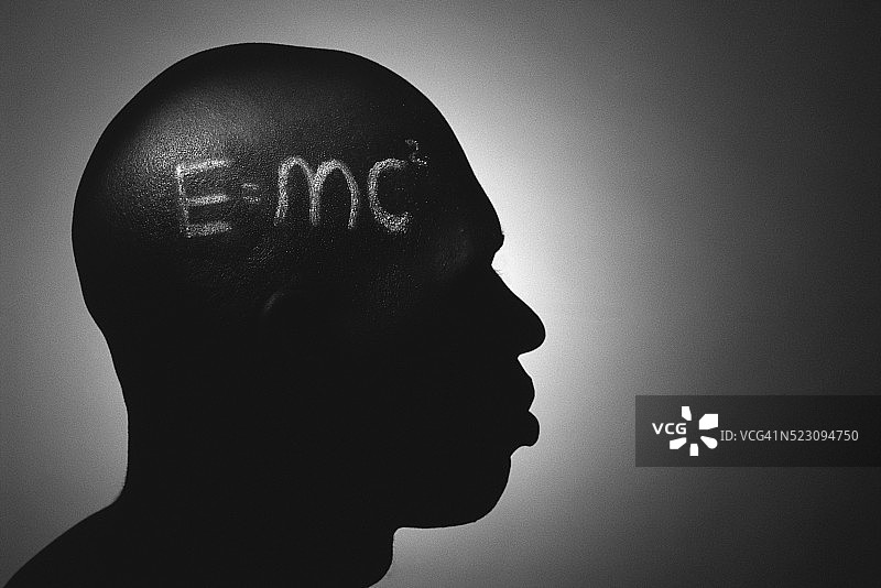 E=MC²写在男子头部图片素材