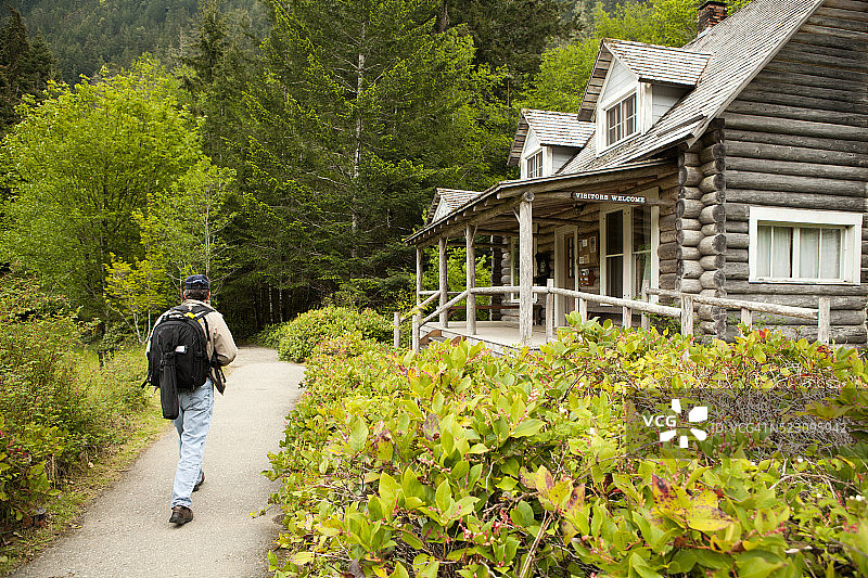 男人徒步经过华盛顿奥林匹克半岛奥林匹克国家公园游客中心图片素材