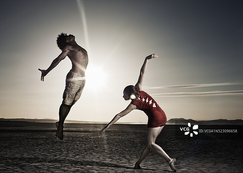 跳跃的现代男女舞者图片素材