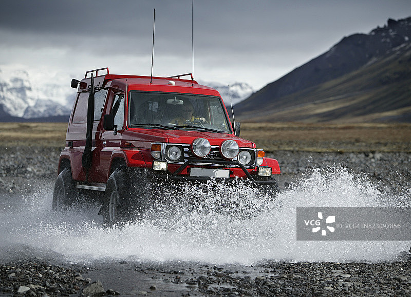 在冰岛索斯莫克地区埃亚菲亚德拉冰盖附近越过河流的超级吉普车图片素材