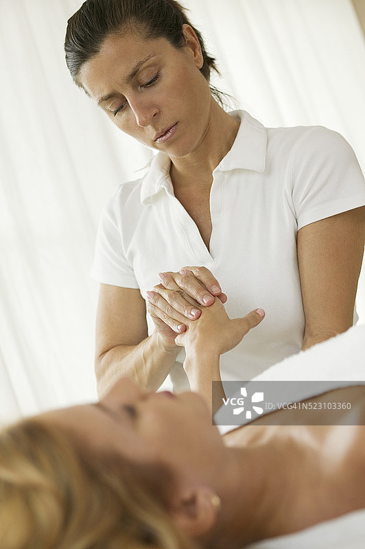 正在接受手部按摩的女人图片素材