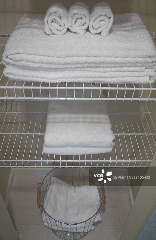 浴室壁橱里的毛巾图片素材