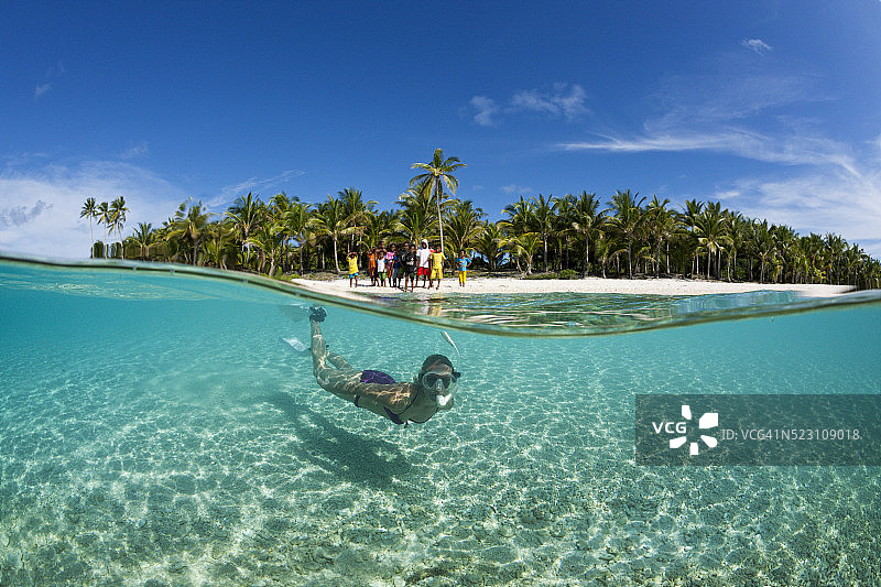 在印度尼西亚的棕榈树环绕的岛屿附近浮潜图片素材
