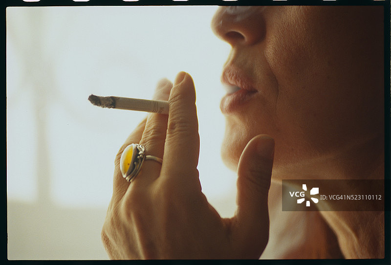 吸烟的女人图片素材