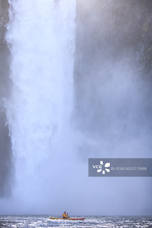 在斯诺夸尔米瀑布附近划皮划艇的男子图片素材