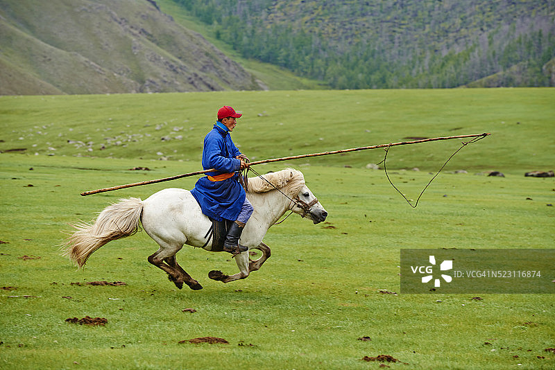蒙古后杭爱省鄂尔浑河谷的游牧营地图片素材