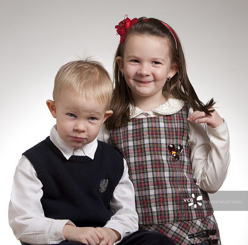 盛装打扮的兄妹合影，冰岛图片素材