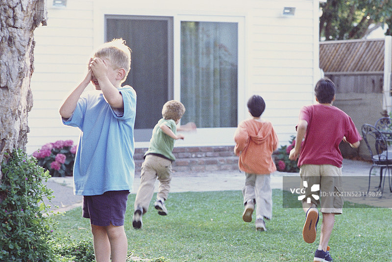 孩子们玩捉迷藏图片素材