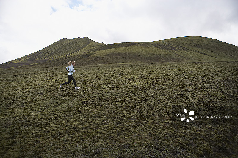 女子在田野里跑步图片素材