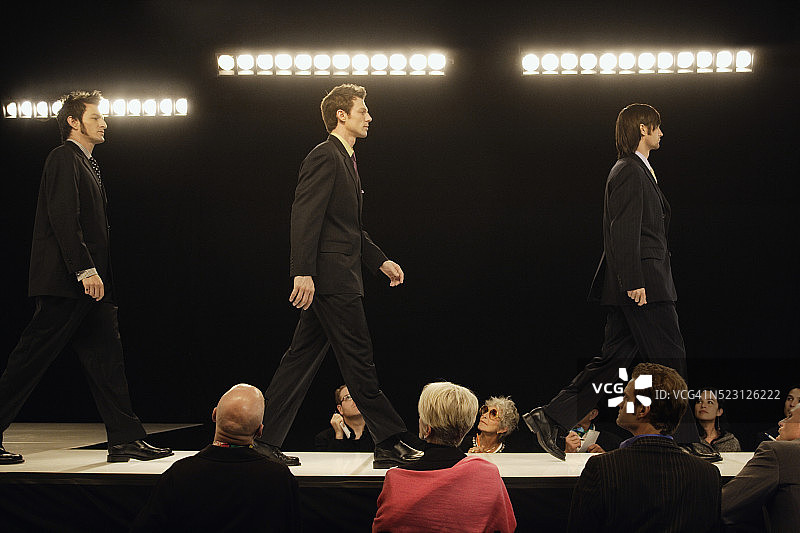 时装秀上的时尚模特图片素材