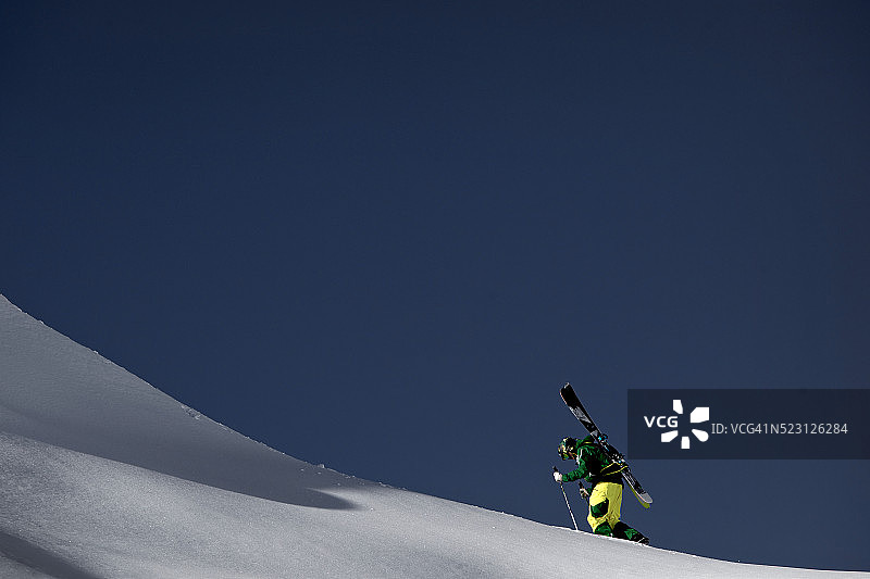 自由式滑雪者在瑞士阿尔卑斯山的陡峭山坡上滑行图片素材