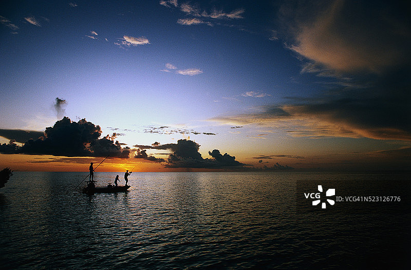 日落时水面上的渔船图片素材
