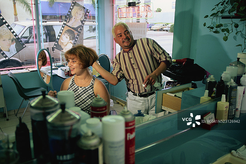 发型师展示女性头发图片素材