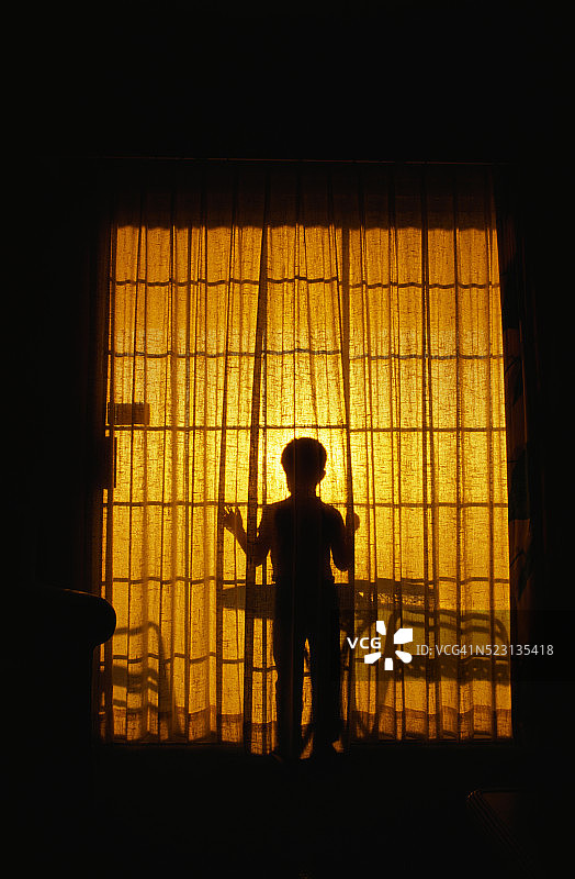 孩子向窗外看图片素材