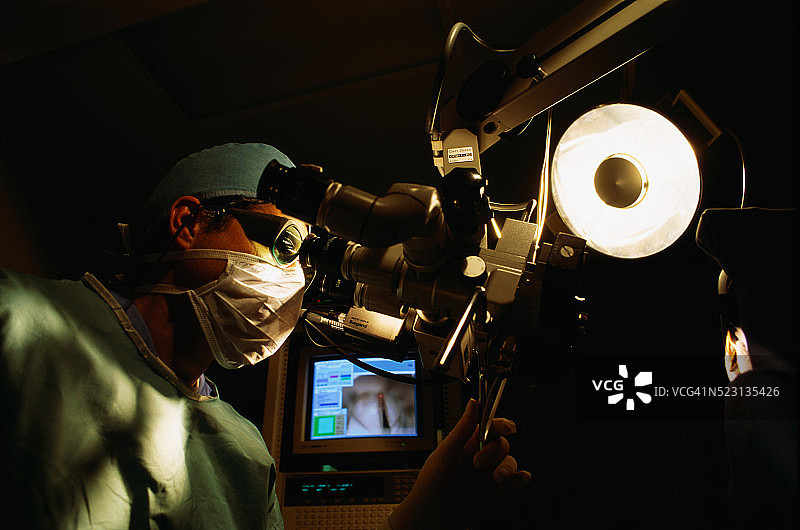 外科医生进行视频激光手术图片素材