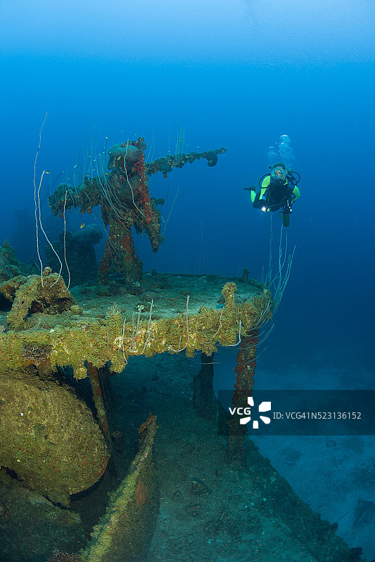 潜水员在“拉姆森”号驱逐舰残骸处，马绍尔群岛比基尼环礁，密克罗尼西亚图片素材