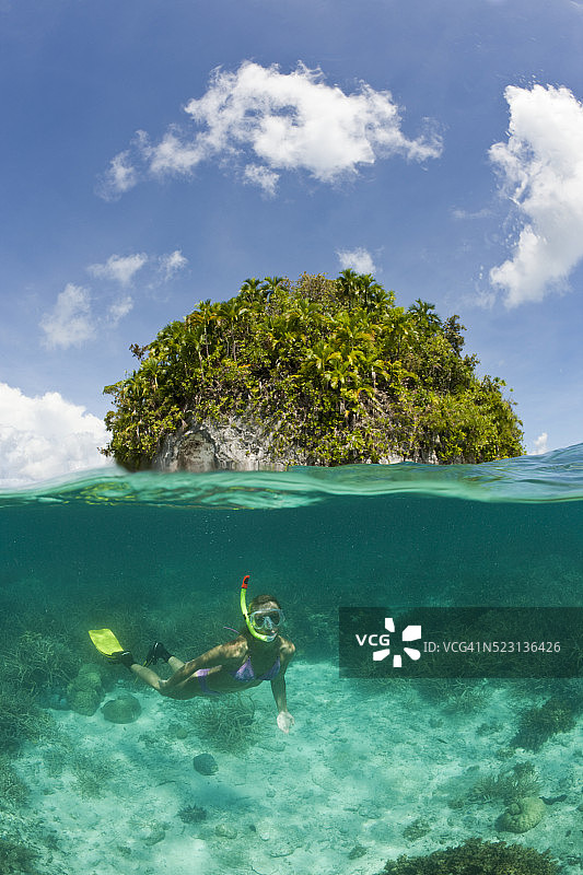 游客在帕劳浮潜图片素材