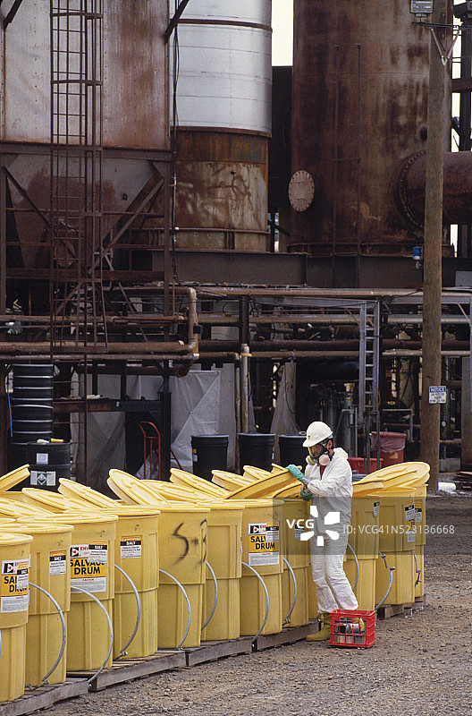 有毒废料处理员打开桶图片素材