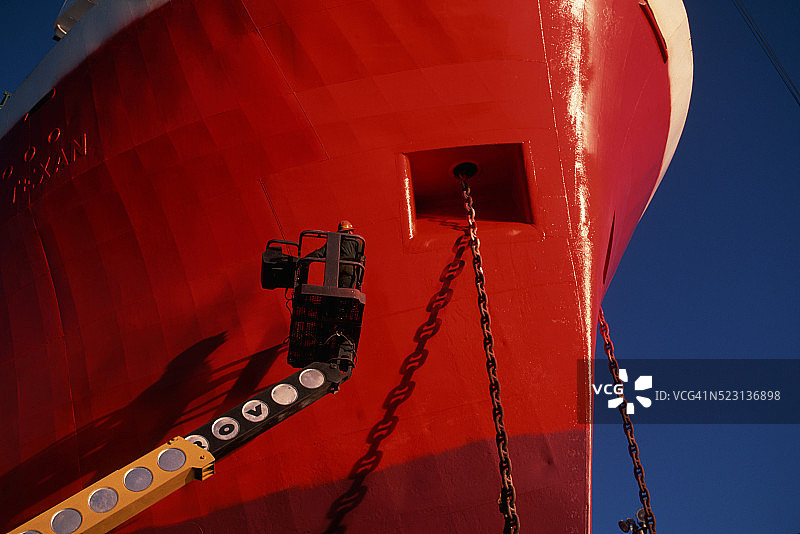 造船匠正在给船上漆图片素材