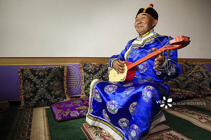 演奏马头琴的哈萨克族男人图片素材