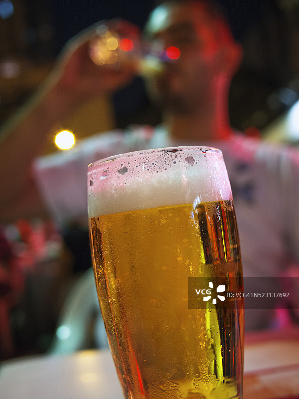 在里约热内卢享受冰镇啤酒图片素材