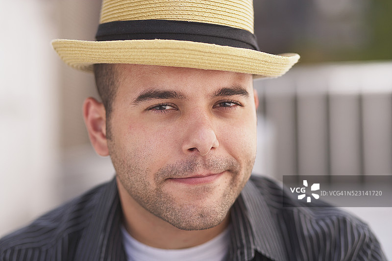 戴着圆顶硬礼帽的年轻男人图片素材