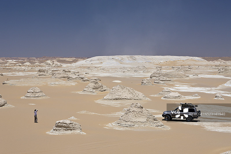 埃及利比亚沙漠白色沙漠国家公园吉普车之旅图片素材
