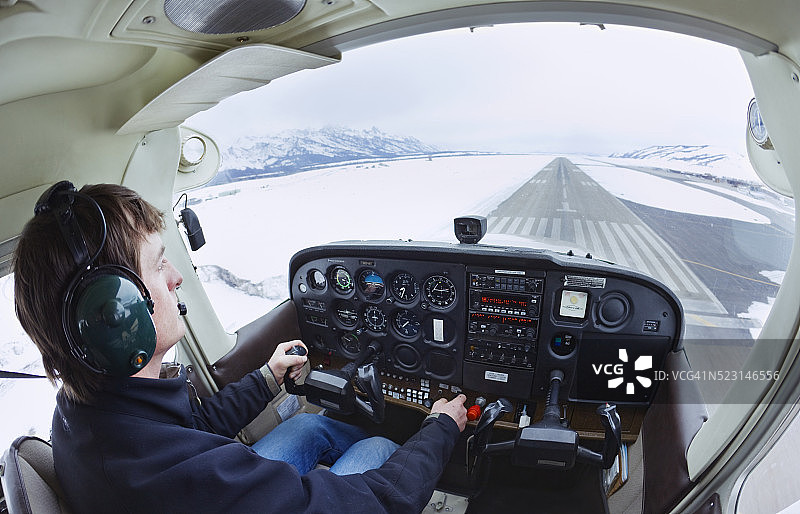 飞行员在杰克逊霍尔机场降落小型飞机图片素材