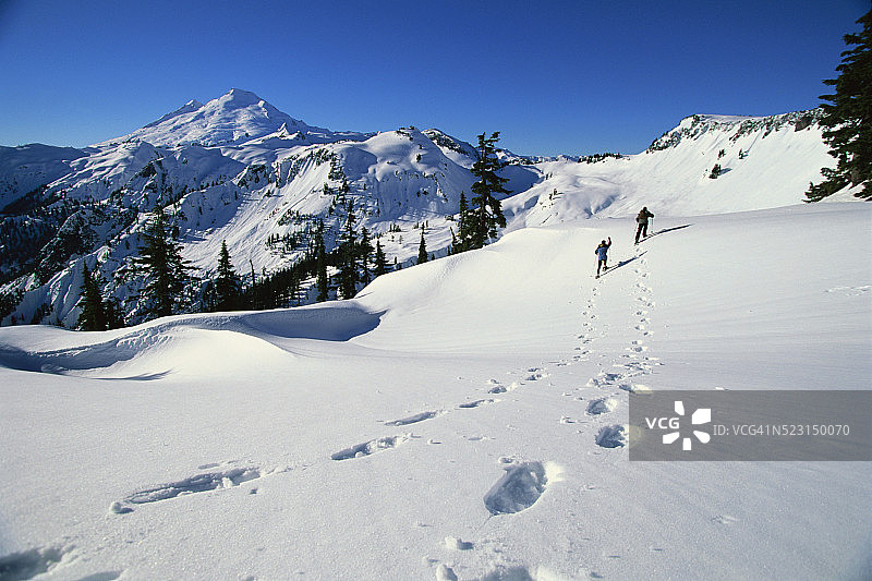 情侣雪地健行图片素材