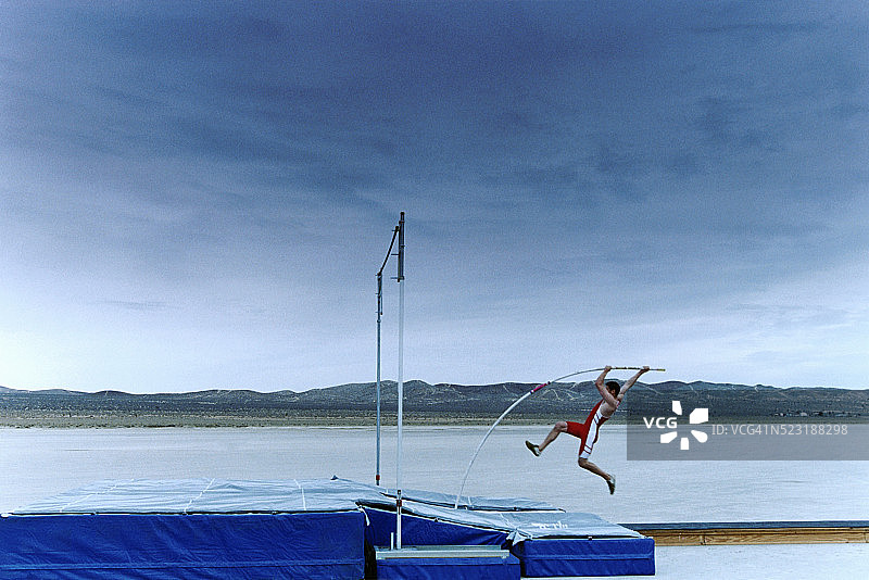 男人在盐滩上撑杆跳图片素材