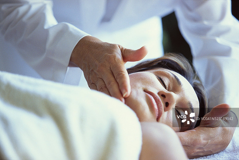 正在接受面部按摩的女人图片素材