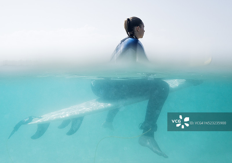 坐在冲浪板上的女人图片素材