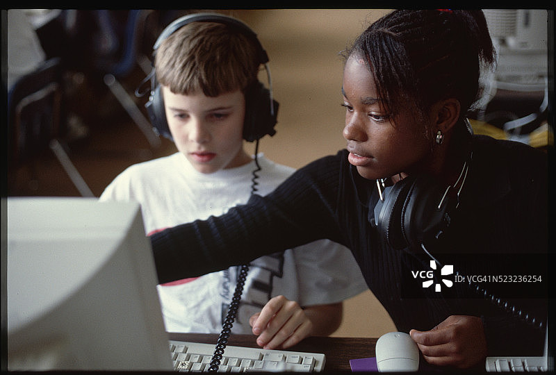 学生在课堂上用电脑图片素材