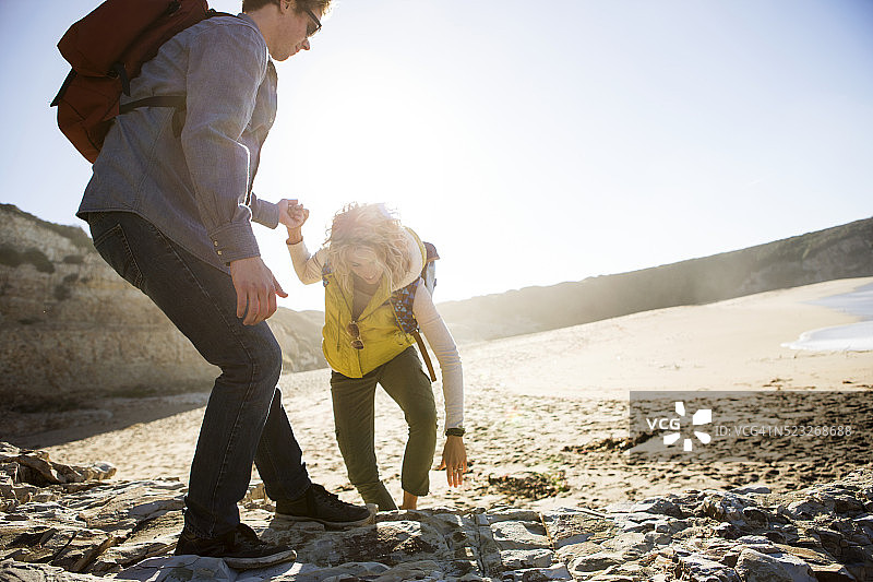 年轻情侣徒步美国加州圣克鲁斯海岸图片素材