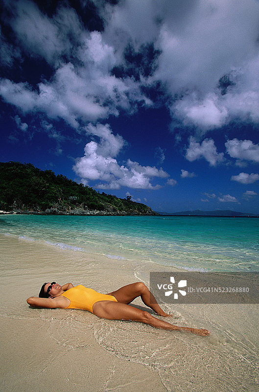 热带海滩上的日光浴者图片素材