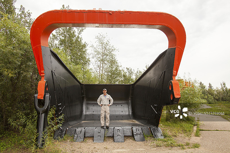 铲斗铲用于开采沥青砂，这是地球上最大的工业项目图片素材