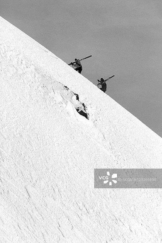 滑雪者攀登山坡图片素材
