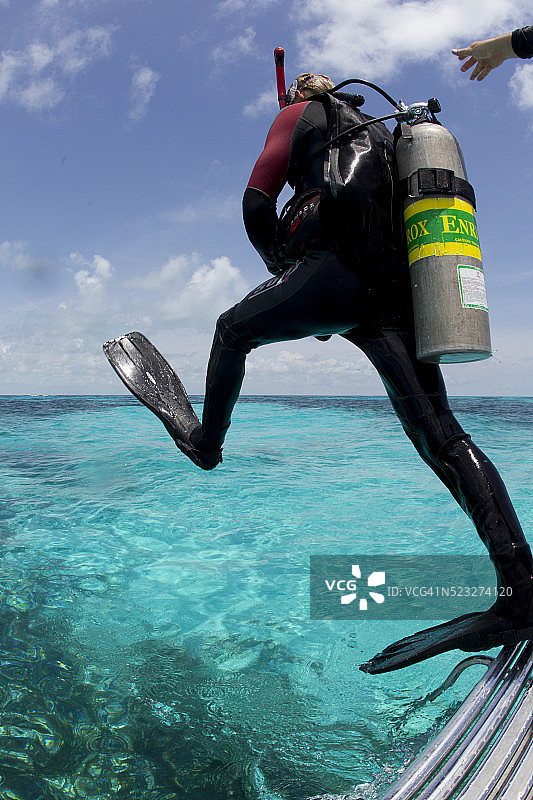 从船上入水的潜水员图片素材