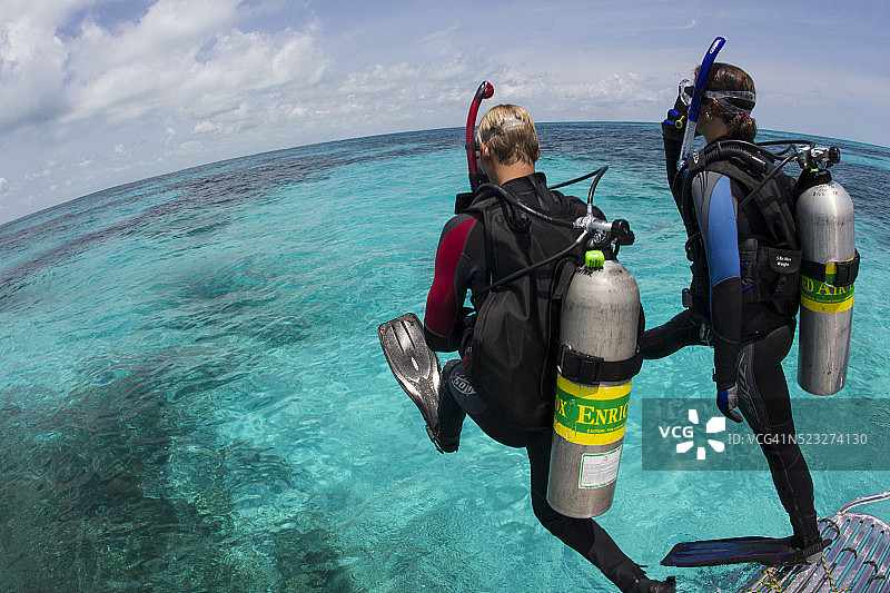水肺潜水员从船上入水图片素材