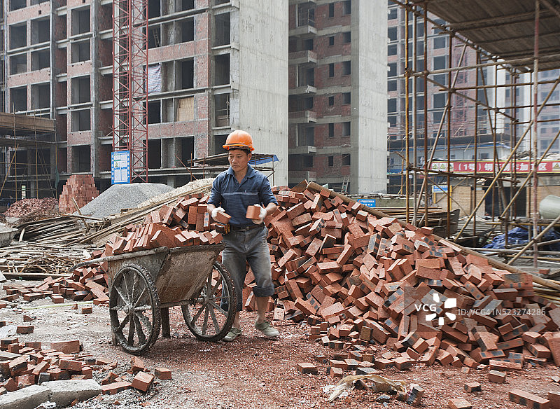 工人在建筑工地装砖图片素材