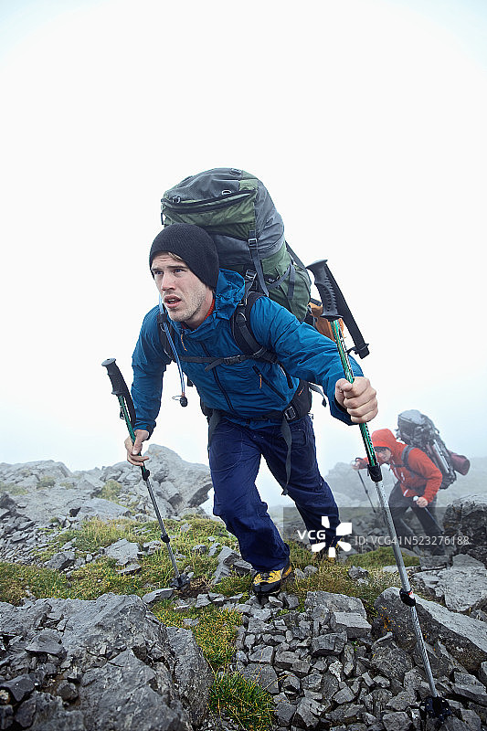 两位年轻男人在奥地利蒂罗尔登山图片素材